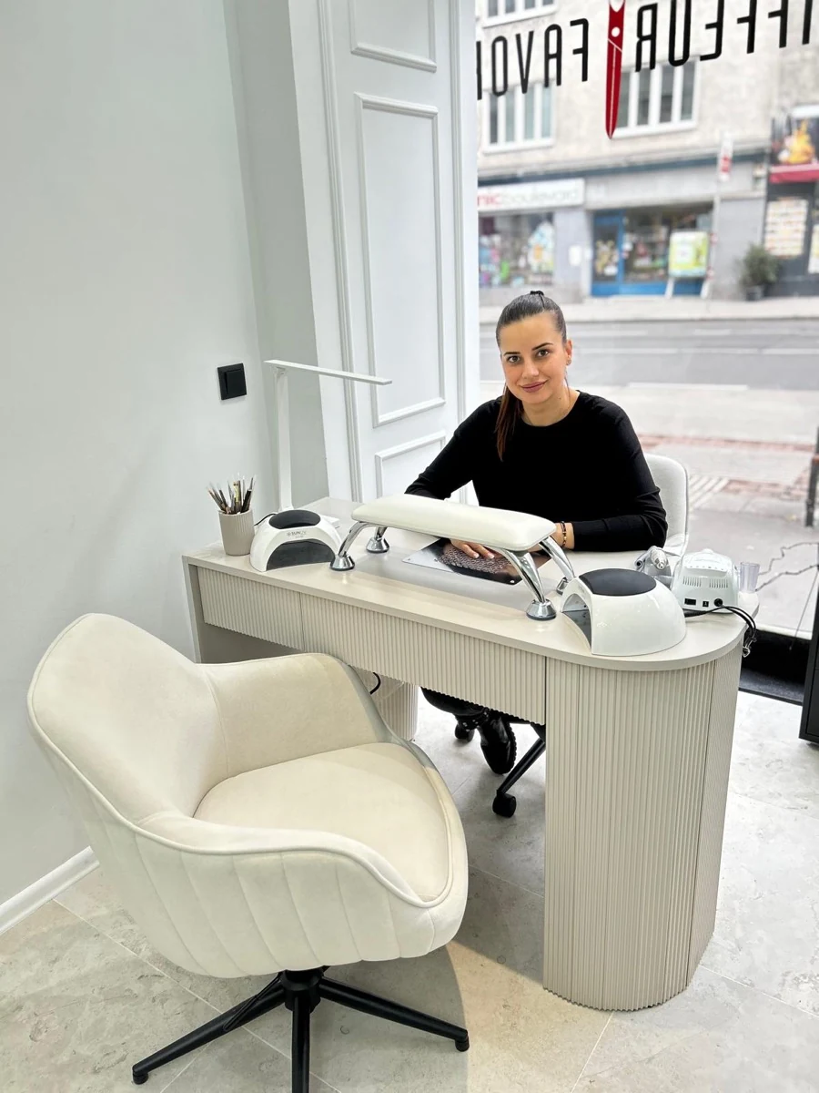 Maniküre — Coiffeur Favorita Wien